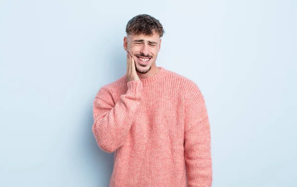 Jovem Bonito Homem Segurando Bochecha Sofrendo Dor Dente Dolorosa Sentindo — Fotografia de Stock