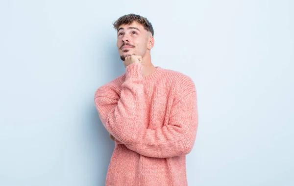 Jovem Homem Bonito Sentindo Pensativo Imaginando Imaginando Ideias Sonhando Acordado — Fotografia de Stock