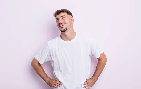 Jonge Knappe Man Ziet Gelukkig Vrolijk Zelfverzekerd Glimlachend Trots Zoek — Stockfoto