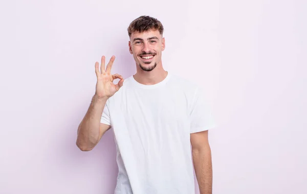 Junger Gutaussehender Mann Der Sich Glücklich Entspannt Und Zufrieden Fühlt — Stockfoto