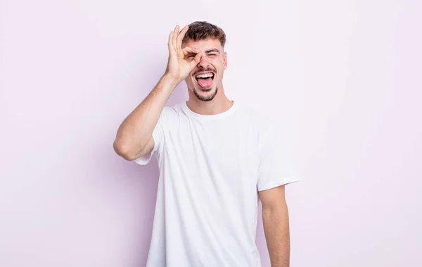 Joven Hombre Guapo Sonriendo Felizmente Con Cara Divertida Bromeando Mirando — Foto de Stock