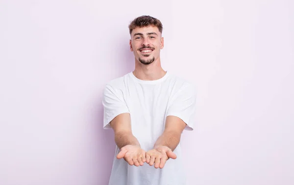 Ung Stilig Man Ler Glatt Med Vänlig Säker Positiv Look — Stockfoto