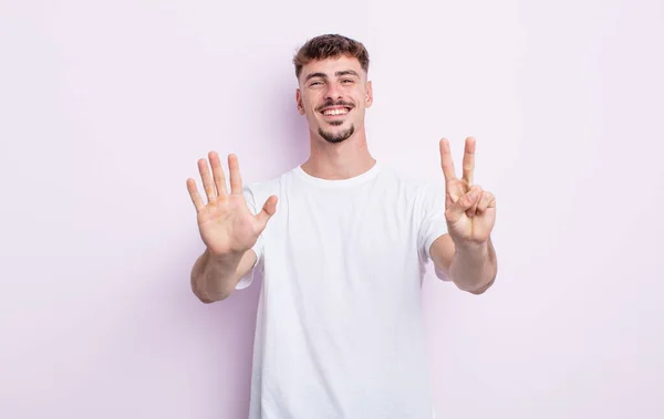 Joven Hombre Guapo Sonriendo Buscando Amigable Mostrando Número Siete Séptimo —  Fotos de Stock