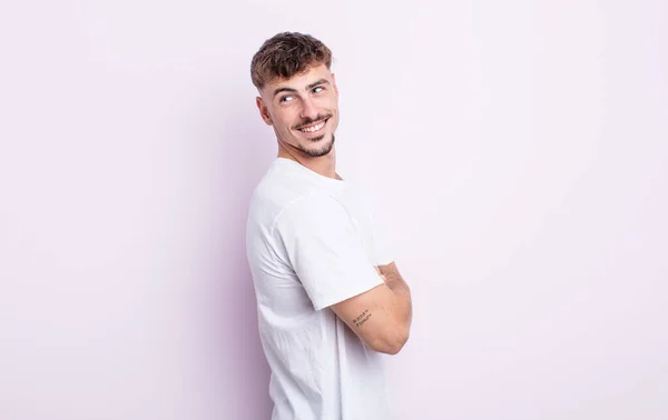 Junger Gutaussehender Mann Lächelt Fröhlich Fühlt Sich Glücklich Zufrieden Und — Stockfoto