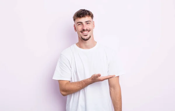 Junger Gutaussehender Mann Lächelt Fröhlich Fühlt Sich Glücklich Und Zeigt — Stockfoto