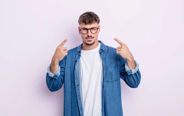 Junger Gutaussehender Mann Mit Schlechter Einstellung Der Stolz Und Aggressiv — Stockfoto