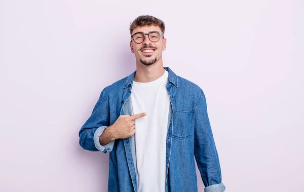 Mladý Pohledný Muž Vypadá Hrdě Sebevědomě Šťastně Usmívá Ukazuje Sebe — Stock fotografie