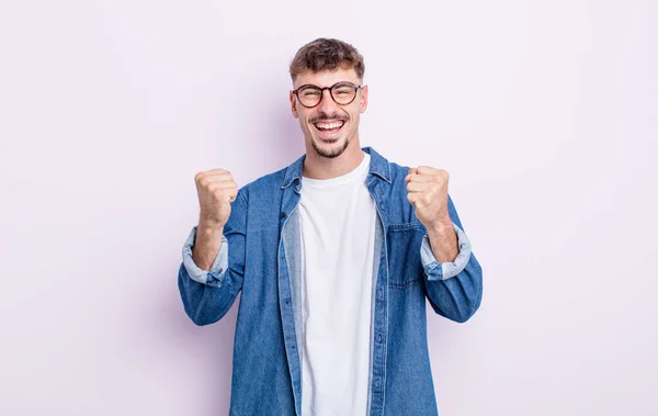 Jonge Knappe Man Schreeuwen Triomfantelijk Lachen Zich Gelukkig Opgewonden Terwijl — Stockfoto