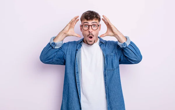 Young Handsome Man Screaming Hands Air Feeling Furious Frustrated Stressed — Stock Photo, Image