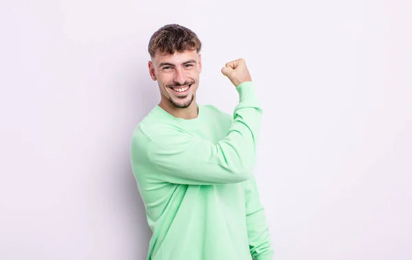 Jovem Homem Bonito Sentindo Feliz Satisfeito Poderoso Ajuste Flexão Bíceps — Fotografia de Stock