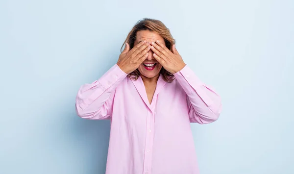 Mujer Mediana Edad Sonriendo Sintiéndose Feliz Cubriendo Los Ojos Con — Foto de Stock