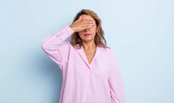 Donna Mezza Età Che Copre Gli Occhi Con Una Mano — Foto Stock