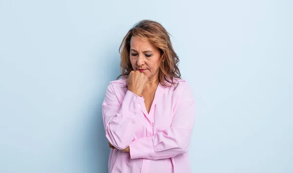 Middelbare Leeftijd Vrouw Voelt Zich Serieus Attent Bezorgd Staren Zijwaarts — Stockfoto