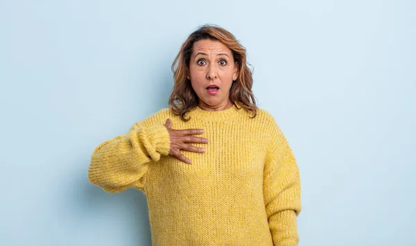 Donna Mezza Età Sente Scioccato Stupito Sorpreso Con Mano Sul — Foto Stock