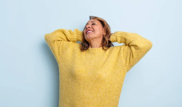 Medelålders Kvinna Ler Och Känner Sig Avslappnad Nöjd Och Bekymmerslös — Stockfoto