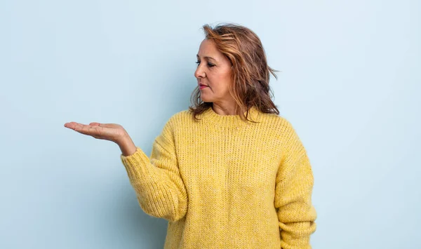 Donna Mezza Età Sensazione Felice Sorridente Casualmente Guardando Oggetto Concetto — Foto Stock