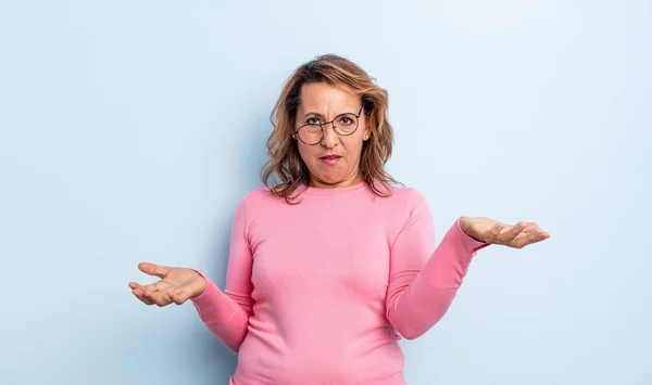 Middle Age Woman Shrugging Dumb Crazy Confused Puzzled Expression Feeling — Stockfoto