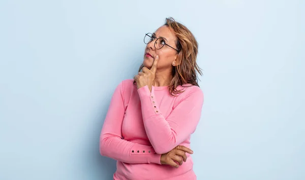 Middle Age Woman Concentrated Look Wondering Doubtful Expression Looking Side — Stock Photo, Image