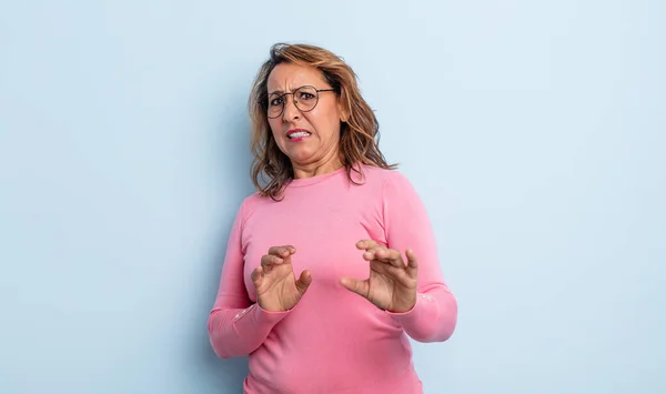 Middelbare Leeftijd Vrouw Voelt Zich Walgelijk Misselijk Weg Van Iets — Stockfoto