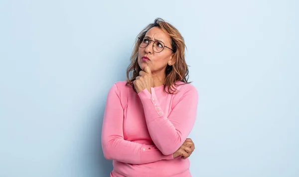 Donna Mezza Età Che Pensa Sente Dubbioso Confuso Con Diverse — Foto Stock