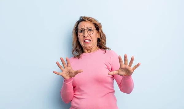 Frau Mittleren Alters Fühlt Sich Verängstigt Weicht Zurück Und Schreit — Stockfoto