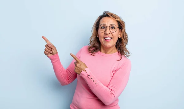 Mulher Meia Idade Sentindo Alegre Surpreso Sorrindo Com Uma Expressão — Fotografia de Stock