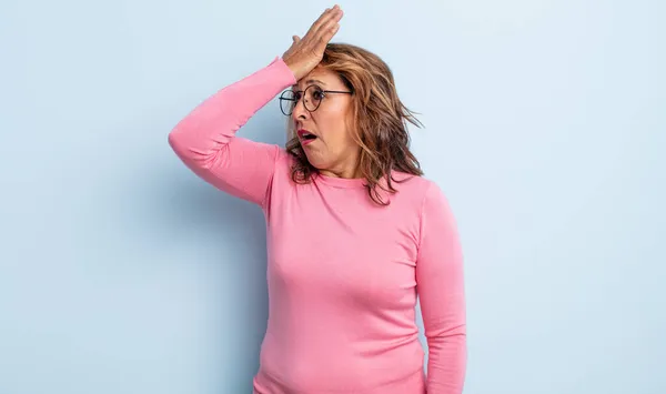 Middle Age Woman Raising Palm Forehead Thinking Oops Making Stupid — Foto Stock