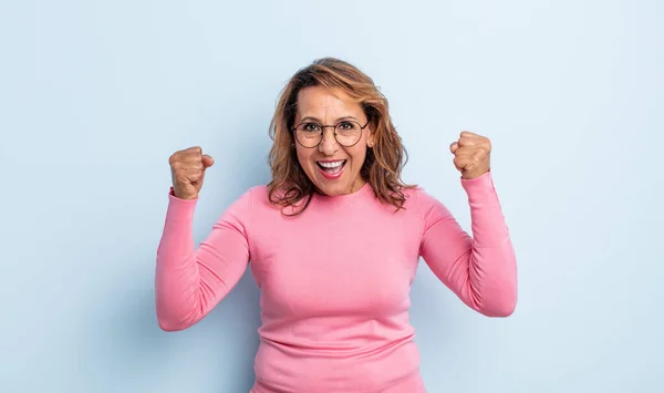 Frau Mittleren Alters Fühlt Sich Glücklich Positiv Und Erfolgreich Feiert — Stockfoto