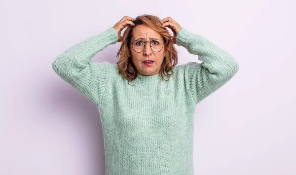 Mujer Mediana Edad Que Siente Estresada Preocupada Ansiosa Asustada Con — Foto de Stock