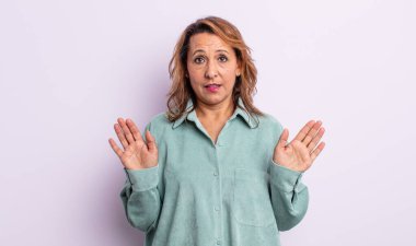 Orta yaşlı bir kadın gergin, endişeli ve endişeli görünüyor. Benim hatam olmadığını söylüyor. Yoksa ben yapmadım.  