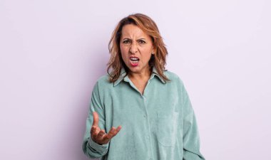 Orta yaşlı bir kadın sinirli, sinirli ve sinirli görünüyor. Senin neyin var? 