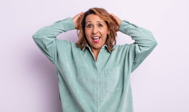 Orta yaşlı kadın mutlu, kaygısız, arkadaş canlısı ve rahat görünüyor. Hayattan ve başarıdan keyif alıyor, olumlu bir tavırla.