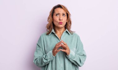 Orta yaşlı kadın entrikalar ve komplolar kuruyor, hilekârlık ve aldatmaca düşünüyor, kurnazlık ve ihanet.