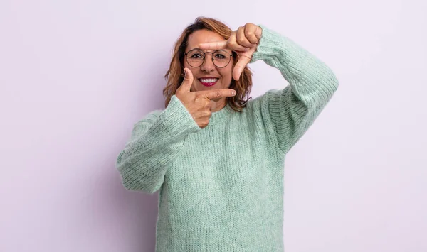 Mujer Mediana Edad Sintiéndose Feliz Amable Positiva Sonriendo Haciendo Retrato —  Fotos de Stock