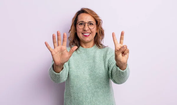 Mujer Mediana Edad Sonriendo Mirando Amigable Mostrando Número Siete Séptimo —  Fotos de Stock