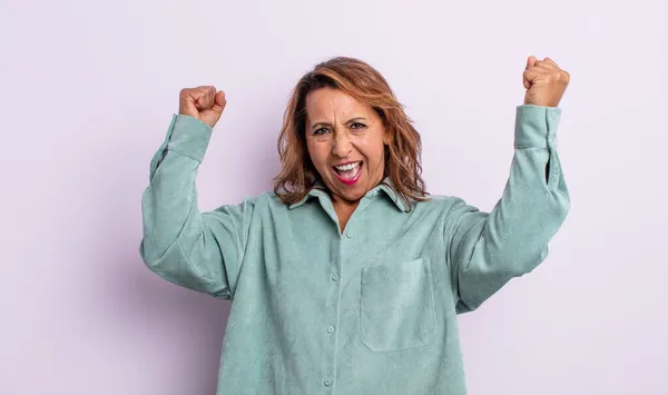 Mulher Meia Idade Gritando Triunfalmente Parecendo Animado Feliz Surpreso Vencedor — Fotografia de Stock