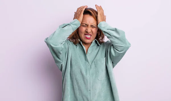 Medelålders Kvinna Känner Sig Stressad Och Orolig Deprimerad Och Frustrerad — Stockfoto