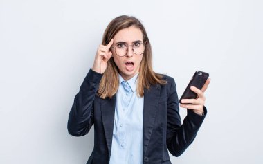 Genç, güzel bir kadın şaşırmış görünüyor, yeni bir düşünce, fikir ya da konsept fark ediyor. iş kavramı