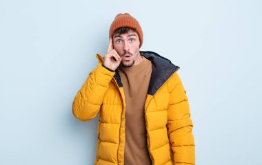 Genç yakışıklı adam şaşırmış görünüyor, yeni bir düşünce, fikir ya da konsept fark ediyor. kış konsepti