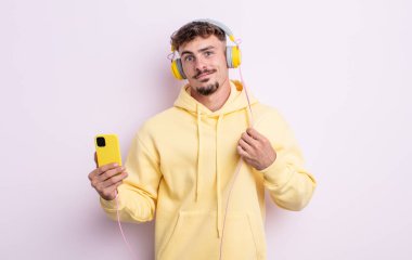 Genç yakışıklı adam kibirli, başarılı, pozitif ve gururlu görünüyor. müzik konsepti