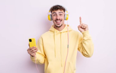 Genç yakışıklı bir adam bir fikri fark ettikten sonra mutlu ve heyecanlı bir dahi gibi hissediyor. müzik konsepti