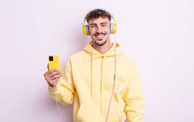 Genç yakışıklı adam mutlu ve hoş bir şekilde şaşırmış görünüyor. müzik konsepti