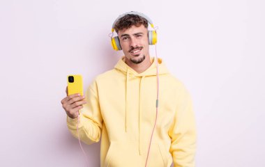 Genç yakışıklı adam şaşkın ve şaşkın hissediyor. müzik konsepti