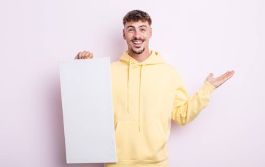 Genç yakışıklı adam kendini mutlu hissediyor, bir çözüm ya da fikir bulduğuna şaşırıyor. boş tuval konsepti