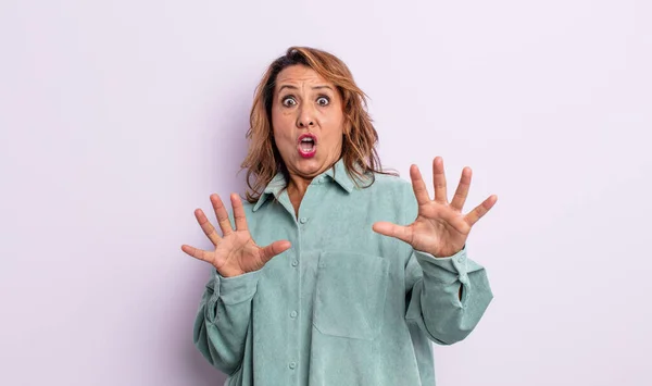 Vrouw Van Middelbare Leeftijd Die Zich Doodsbang Voelt Zich Terugtrekt — Stockfoto