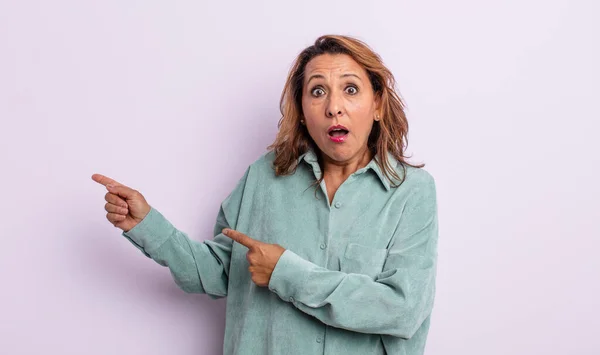 Middle Age Woman Feeling Shocked Surprised Pointing Copy Space Side — Stock Photo, Image