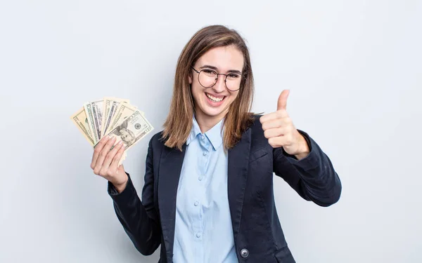 Genç Güzel Bir Kadın Gururlu Olumlu Gülümsüyor Dolar Banknotları Konsepti — Stok fotoğraf