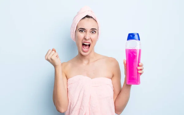 Young Pretty Woman Shouting Aggressively Angry Expression Shower Shapoo Concept — Stock Photo, Image