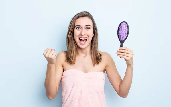 Giovane Bella Donna Sentirsi Scioccato Ridendo Celebrando Successo Spazzola Capelli — Foto Stock