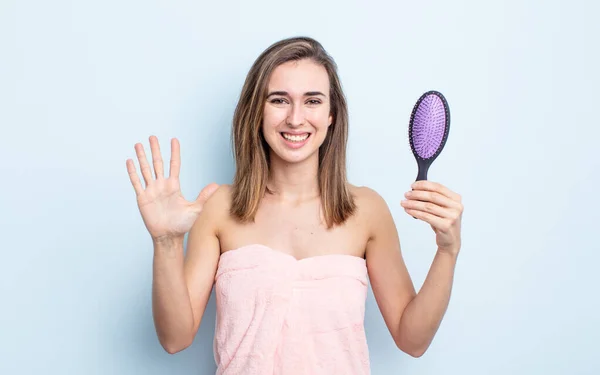 Young Pretty Woman Smiling Looking Friendly Showing Number Five Hairbrush — Stock Photo, Image